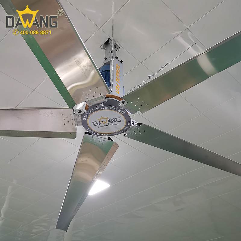 学校工厂食堂就餐时通过工业大风扇进行香蕉视频大片降温